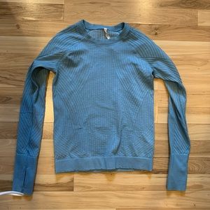 Lululemon women’s ripped long sleeve size 8